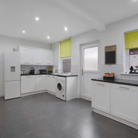 New! 5br In Queen Street * Redcar