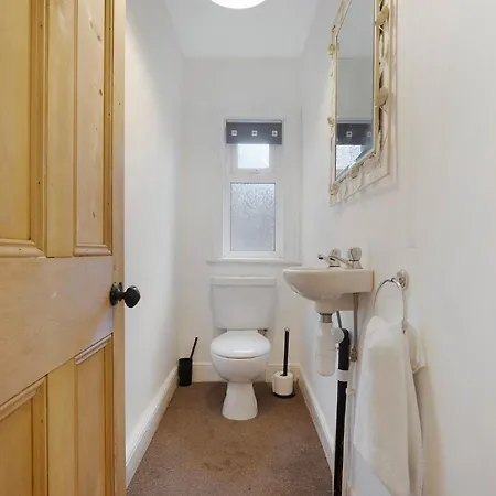 New! 5br In Queen Street Semesterbostad