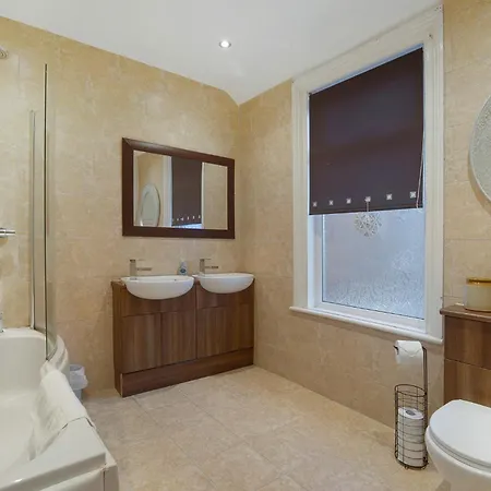 New! 5br In Queen Street Redcar