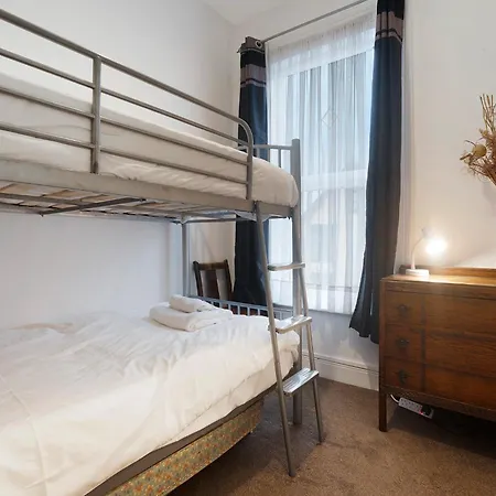 New! 5br In Queen Street * רדקאר