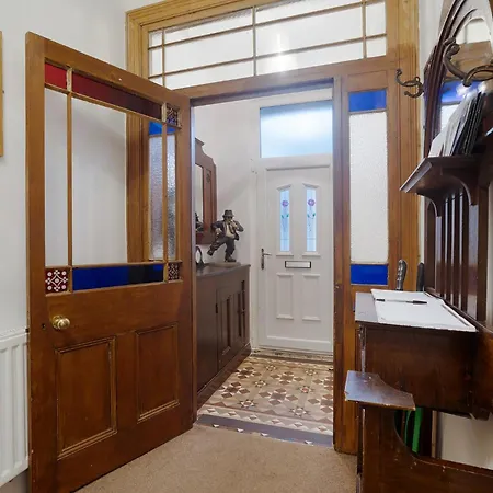 New! 5br In Queen Street * רדקאר