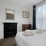 New! 5br In Queen Street *